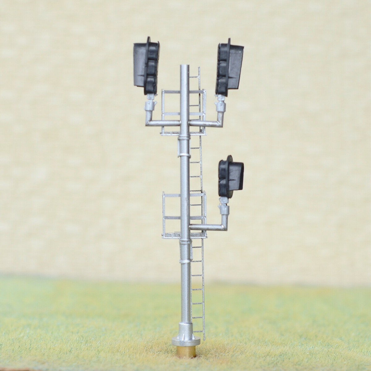 1 x HO scale Bi-Directional 3 / 2 and 3 color Intermediate block signal #F332T